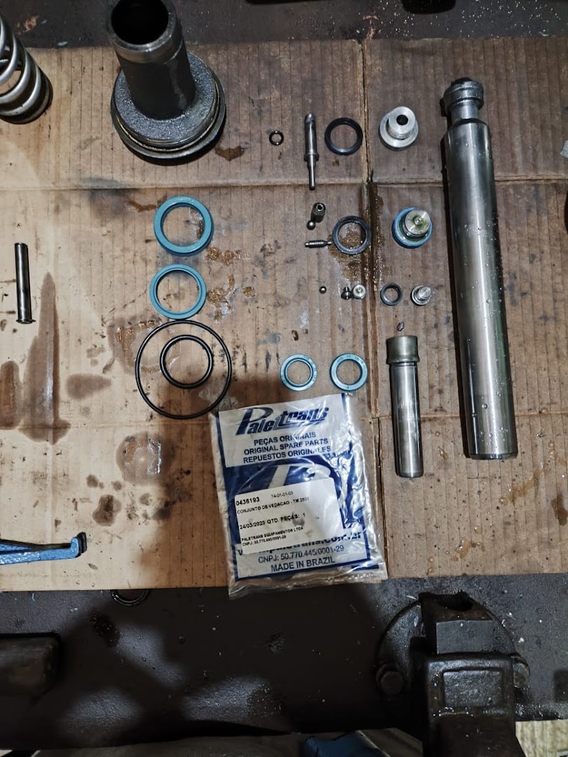 Peças hidráulicas desmontadas para manutenção